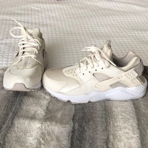 Nike champagne huarache air size 6.5